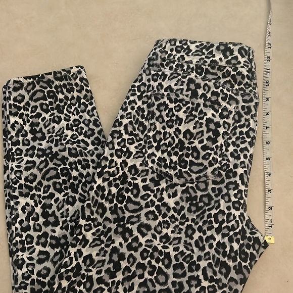 WHITE House black market animal print skinny elastic pants size 4. - Picture 3 of 6